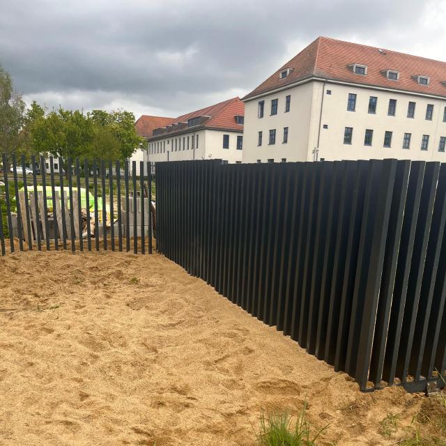 Fence - vertical palisade